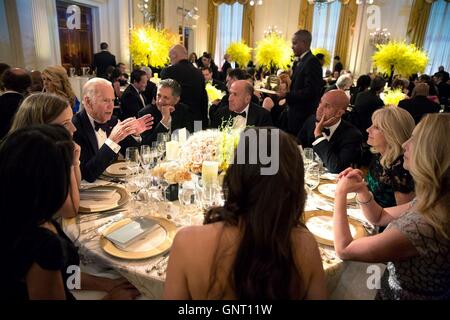 US-Vizepräsident Joe Biden spricht mit Gästen, darunter seine Frau Dr. Jill Biden und Enkelin Finnegan an seinem Tisch während der State Dinner für Singapur Premierminister Lee Hsien Loong im East Room des weißen Hauses 2. August 2016 in Washington, DC. Stockfoto