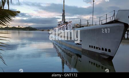 US Navy Matrosen von der Virginia-Klasse schnellen Angriff u-Boot USS Hawaii Mann die Schienen auf WWII Museumsschiff USS Bowfin für eine TV-Promotion zum 75. Jahrestag des Angriffs auf Pearl Harbor 22. August 2016 in Honolulu, Hawaii. Stockfoto