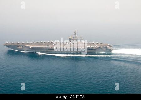 US Navy nuclear powered super Träger USS Dwight D. Eisenhower in den Persischen Golf 22. August 2016 segelt. Stockfoto