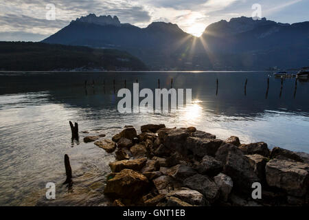 Blick über den See von Annecy bei Sonnenaufgang aus Saint-Jorioz, Haute-Savoie, Rhône-Alpes, Frankreich Stockfoto