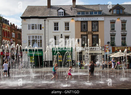 Heißen Sommertagen, wenn die Kinder für Stunden in der pulsierenden Wasserstrahl Brunnen von Williamson Platz gespielt, während die Eltern bei einem Getränk in der warmen Sonne genossen. Die wunderbare tanzen Wasserstrahlen sind jetzt im Zentrum der Stadt. Liverpool, Merseyside, UK Stockfoto