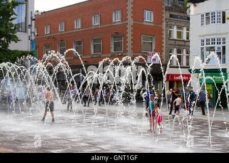 Heißen Sommertagen, wenn die Kinder für Stunden in der pulsierenden Wasserstrahl Brunnen von Williamson Platz gespielt, während die Eltern bei einem Getränk in der warmen Sonne genossen. Die wunderbare tanzen Wasserstrahlen sind jetzt im Zentrum der Stadt. Liverpool, Merseyside, UK Stockfoto