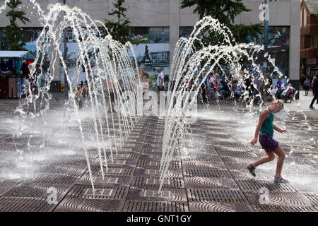 Heißen Sommertagen, wenn die Kinder für Stunden in der pulsierenden Wasserstrahl Brunnen von Williamson Platz gespielt, während die Eltern bei einem Getränk in der warmen Sonne genossen. Die wunderbare tanzen Wasserstrahlen sind jetzt im Zentrum der Stadt. Liverpool, Merseyside, UK Stockfoto