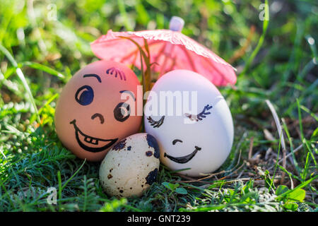 Lustige Eiern imitieren glücklich lächelnd gemischt paar weiße und farbige Eltern mit versicolored Baby unter Dach Stockfoto