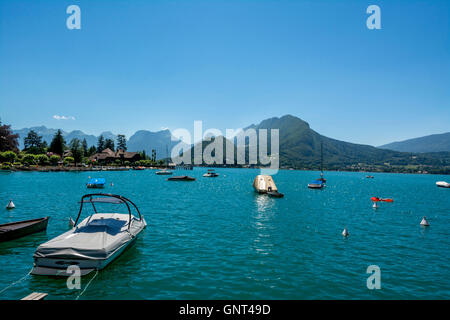 Lake Annecy in Talloires, Massif des Bauges Hintergrund, Haute-Savoie, Frankreich, Europa Stockfoto