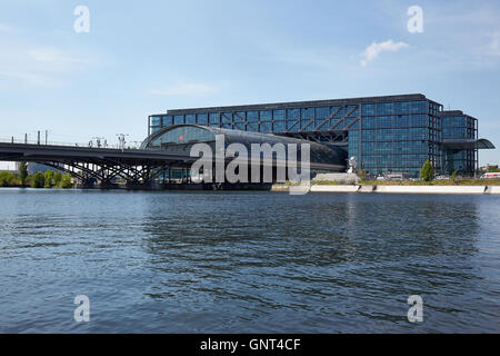 Berlin, Deutschland, Blick über den Humboldt-Hafen zum Berliner Hauptbahnhof Stockfoto