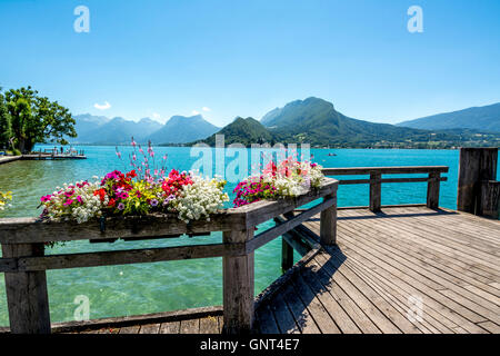 Lake Annecy in Talloires, Massif des Bauges Hintergrund, Haute-Savoie, Frankreich, Europa Stockfoto