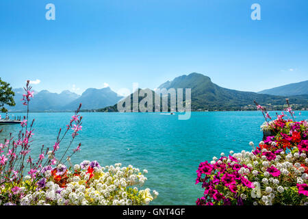 Lake Annecy in Talloires, Massif des Bauges Hintergrund, Haute-Savoie, Frankreich, Europa Stockfoto