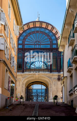 Vor dem Eingang zu der Source Cachat Gebäude, Evian-Les-Bains, Haute-Savoie, Rhône-Alpes, Frankreich Stockfoto