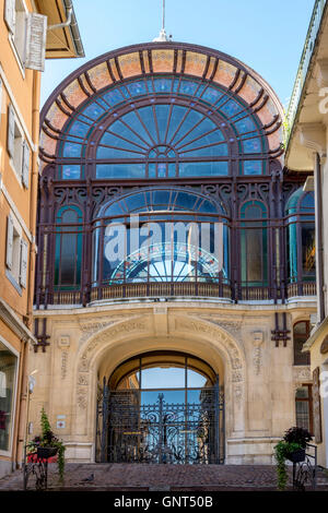 Vor dem Eingang zu der Source Cachat Gebäude, Evian-Les-Bains, Haute-Savoie, Rhône-Alpes, Frankreich Stockfoto