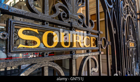 Vor dem Eingang zu der Source Cachat Gebäude, Evian-Les-Bains, Haute-Savoie, Rhône-Alpes, Frankreich Stockfoto