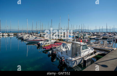 Die Marina von Évian-Les-Bains am Genfer See, Haute-Savoie, Frankreich, Europa Stockfoto
