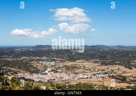 Panoramablick von einer Kleinstadt in Menorca mit Wolken am Himmel Stockfoto