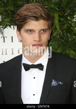 12. Juni 2016 - Toby Huntington-Whitely Teilnahme an einem für den jungen Mode Ball 2016 an Victoria & Albert Museum in London, Vereinigtes Königreich. Stockfoto