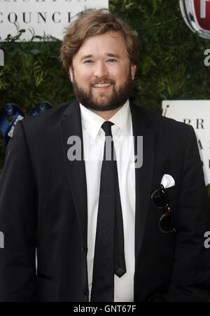 12. Juni 2016 - Haley Joel Osment Teilnahme an einer für die jungen Mode Ball 2016 um Victoria & Albert Museum in London, Vereinigtes Königreich. Stockfoto