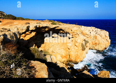 Naturstein arch, Kamara Spielzeug Koraka, Cape Greko, Ammochostos, Zypern. Stockfoto