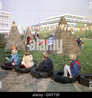 Berlin, DDR, Kindergarten Kinder auf einem Spielplatz spielen Stockfoto