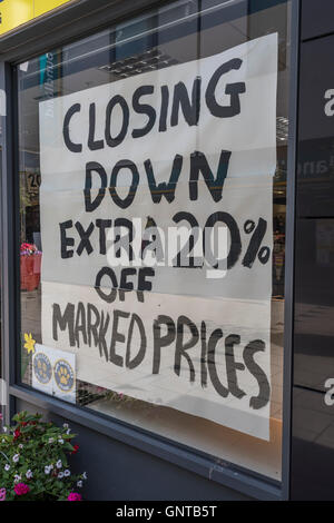 Shop Schließung unterschreiben. Metapher Rezession, wirtschaftliche Verlangsamung, sinkende Umsätze, Wettbewerb, retail High Street Krise Verluste, Tod von High Street Stockfoto