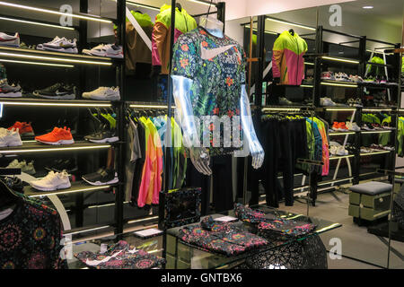 Dover Street Market, Designer-Shirts mit Nike Swoosh Logo, NYC, USA Stockfoto