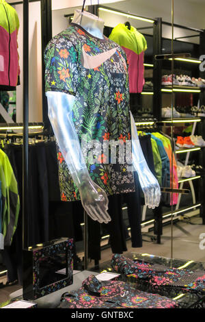 Dover Street Market, Designer-Shirts mit Nike Swoosh Logo, NYC, USA Stockfoto