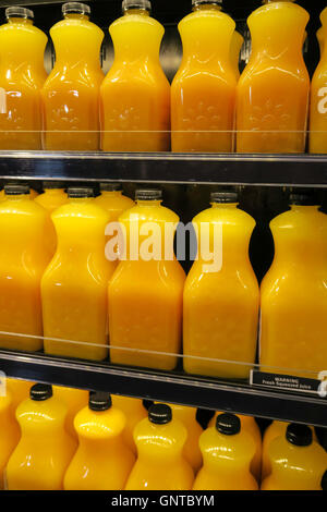 Frisch gepresste Orangensäfte Flaschen bei Wegmans Lebensmittelgeschäft, Westwood, Massachusetts, USA Stockfoto