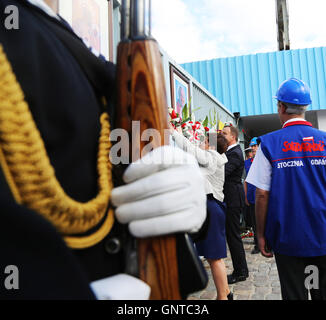 Der polnische Präsident Andrzej Duda und Ministerpräsident Beata Szydlo Blumen vor dem Tor Nummer 2 der Danziger Werft während der 36. Jahrestag der Unterzeichnung des August-Vereinbarungen in Danzig gelegt. Tor Nummer 2 der Danziger Werft ist die gleiche Gate aus dem Lech Walesa, der legendäre Führer der Solidarność-Bewegung die Beendigung des Streiks und der Unterzeichnung der Abkommen August angekündigt. Ehemaliger Präsident Lech Walesa war jedoch nicht anwesend wegen der politischen Machtkämpfe und Vorwürfe, die ihn aus der aktuellen Regierungspartei gerichtet gewesen. Die Stockfoto