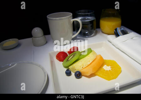 Singapur - 22. Juli 2016: Frühstück in einem Flugzeug in der Business Class mit Früchten und Kaffee Stockfoto