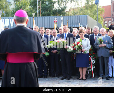 Der polnische Präsident Andrzej Duda und Ministerpräsident Beata Szydlo Blumen vor dem Tor Nummer 2 der Danziger Werft während der 36. Jahrestag der Unterzeichnung des August-Vereinbarungen in Danzig gelegt. Tor Nummer 2 der Danziger Werft ist die gleiche Gate aus dem Lech Walesa, der legendäre Führer der Solidarność-Bewegung die Beendigung des Streiks und der Unterzeichnung der Abkommen August angekündigt. Ehemaliger Präsident Lech Walesa war jedoch nicht anwesend wegen der politischen Machtkämpfe und Vorwürfe, die ihn aus der aktuellen Regierungspartei gerichtet gewesen. Die Stockfoto