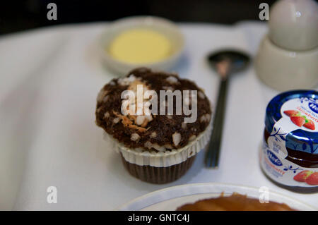 Singapur - 22. Juli 2016: Frühstück in einem Flugzeug in der Business Class mit eine Tasse Kuchen Stockfoto