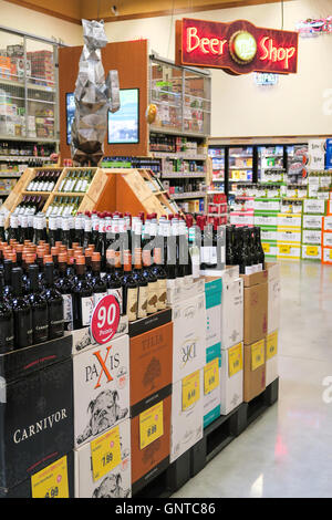 Wein und Bier Abschnitt, Wegmans Lebensmittelgeschäft, Westwood, Massachusetts, USA Stockfoto