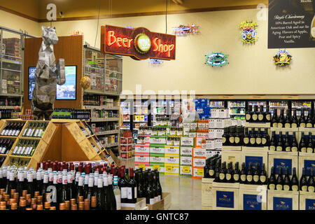 Wein und Bier Abschnitt, Wegmans Lebensmittelgeschäft, Westwood, Massachusetts, USA Stockfoto
