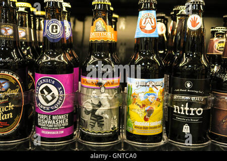 Abschnitt "Craft Beer" am Wegmans Lebensmittelgeschäft, Westwood, Massachusetts, USA Stockfoto