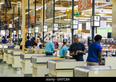 Käufer am Check-Out-Stand mit Kassierer im Wegmans Grocery Store, Westwood, Massachusetts, USA 2016 Stockfoto