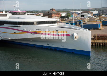 Poole Harbour England UK - auf einen Liegeplatz am Kreuz Kanal Schnellfähre Condor Befreiung Stockfoto