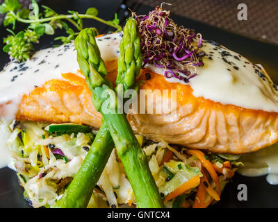 Servieren Sie gegrillter Lachs mit Spargel und Gemüse, Restaurant. Hauptstadt von Málaga, Costa Del Sol, Andalusien Spanien. Europa Stockfoto