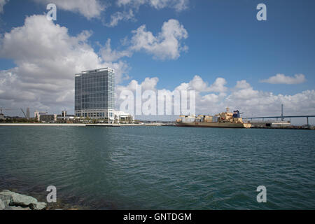 Hilton San Diego Bayfront Hotel und Dole Ecuador am Hafen von San Diego, Marine Terminal Tenth Avenue, San Diego, Kalifornien Stockfoto