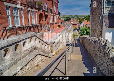 Nach oben und unten die Gasse. Ein Blick entlang der Geländer führt die Gasse neben dem roten Backsteinbau. Stockfoto