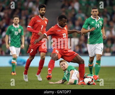 Omans Abdul Salam Amur und Republik von Irland Stephen Quinn Kampf um den Ball während der internationale Freundschaftsspiele im Aviva Stadium Dublin. Stockfoto