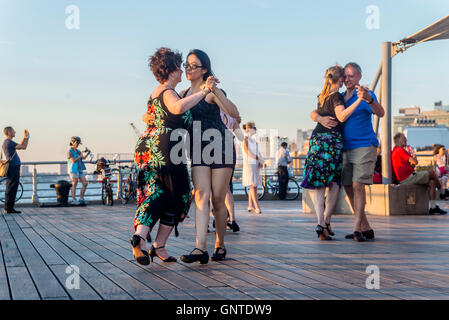 New York, NY - 28. August 2016 - argentinischer Tango auf dem Christopher Street Pier im Hudson River Park in Greenwich VIllage. Stockfoto