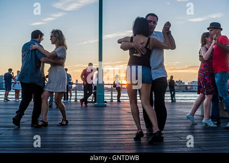 New York, USA - 28. August 2016 Tango auf Christopher Street Pier im Hudson River Park, Greenwich Village. Stockfoto