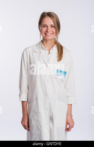 Krankenschwester oder junge Arzt stehen und blickte in die Kamera. Isoliert auf weißem Hintergrund. Stockfoto
