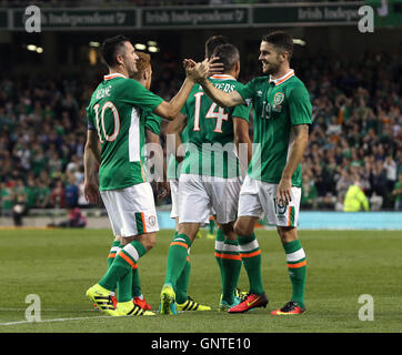 Robbie Keane (links) und Robbie Brady (rechts) der Republik Irland feiern Jonathan Waters Ziel, der dritte des Spiels, während die internationale Freundschaftsspiele im Aviva Stadium Dublin. Stockfoto