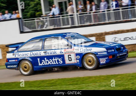 1989 Ford Sierra Cosworth RS500 mit Fahrer Paul Smith auf die 2016 Goodwood Festival of Speed, Sussex, UK. Stockfoto