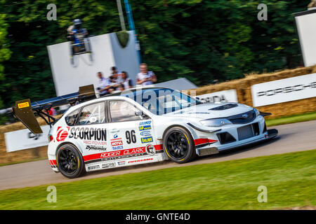 2013 Subaru Impreza "Gobstopper II" mit Fahrer Olly Clark auf die 2016 Goodwood Festival of Speed, Sussex, UK. Stockfoto