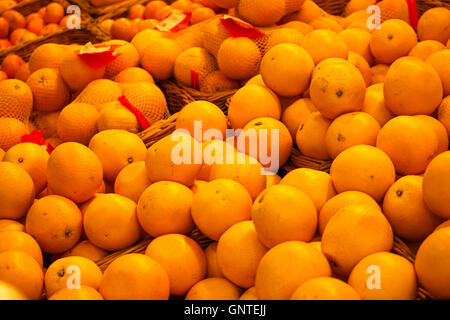 Handvoll frische Mandarine oder Orangen auf Markt-Tisch. Viele Orangen gestapelt Stockfoto