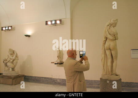 Napoli, Italien. 31. August 2016. "Antico Moderno e Post Moderno" Gespräch über Kunst. Prof. Domenico De Masi in einer Besprechung, die Analyse der Veränderungen der Zeit durch Soziologie. Den Pfad identifiziert der ökonomischen Ideen, politischen und kulturellen Rechte, die durch die Komplexität der Periode beginnend und endend mit dem industriellen Zeitalter bis zum heutigen Tag eingehalten werden. © Salvatore Esposito/Pacific Press/Alamy Live-Nachrichten Stockfoto