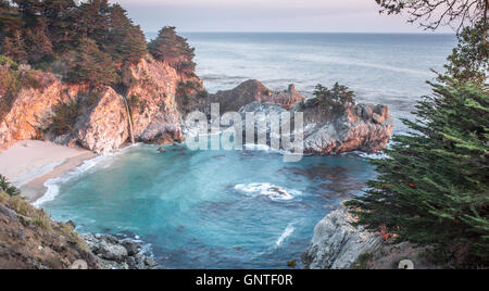 McWay Falls, Julia Pfeiffer Burns State Park, Big Sur, Kalifornien, USA Stockfoto