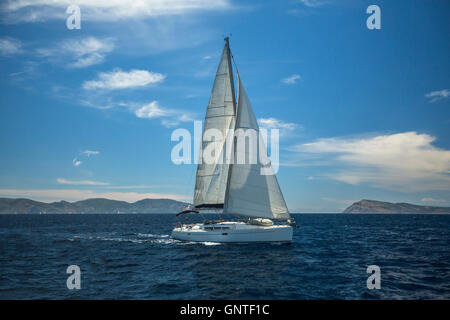 Schiff Luxus Segelyacht mit weißen Segeln in der Ägäis. Stockfoto