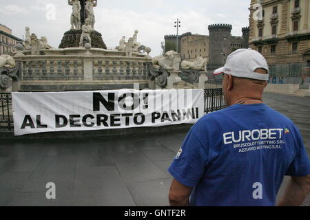 Napoli, Italien. 31. August 2016. Demonstration in Piazza Gemeinde in Neapel unter dem Rathaus von den Betreibern der Spielhallen gegen das "Panini" Dekret gegen Spielsucht, der Bürgermeister von Napoli, Luigi De Magistris ausgestellt. © Esposito Salvatore/Pacific Press/Alamy Live-Nachrichten Stockfoto