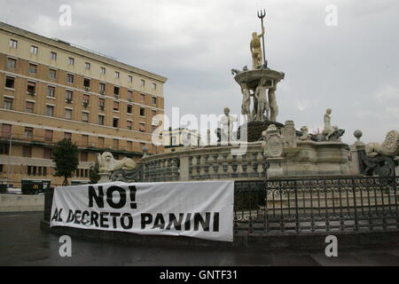 Napoli, Italien. 31. August 2016. Demonstration in Piazza Gemeinde in Neapel unter dem Rathaus von den Betreibern der Spielhallen gegen das "Panini" Dekret gegen Spielsucht, der Bürgermeister von Napoli, Luigi De Magistris ausgestellt. © Esposito Salvatore/Pacific Press/Alamy Live-Nachrichten Stockfoto